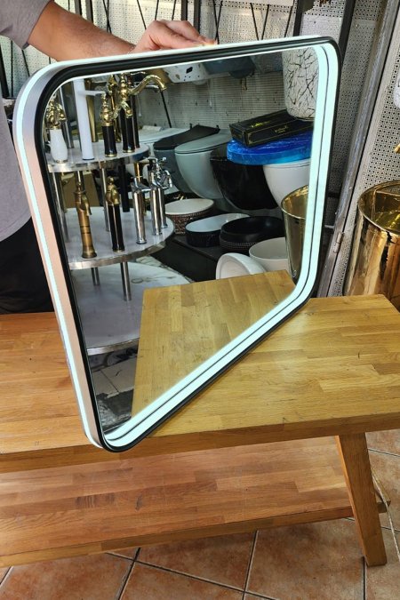 مرآة مضيئة مثلثة بإطار أسود